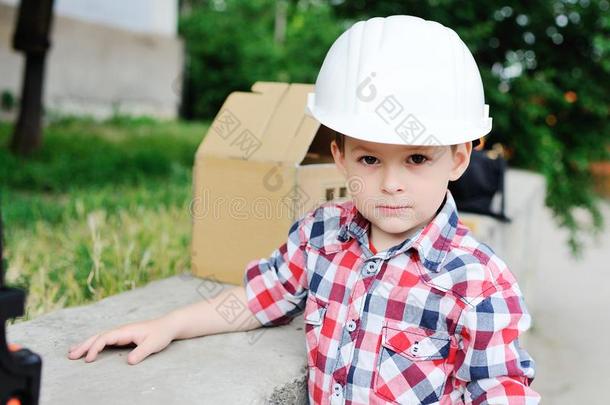 婴儿男孩采用白色的建筑物头盔