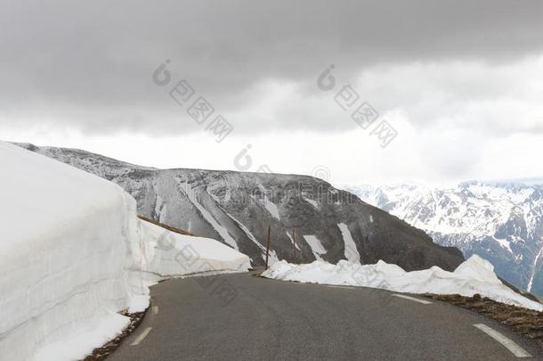 下雪的山类采用海的alkali-treatedlipopolysaccharide碱处理的脂多糖,法国