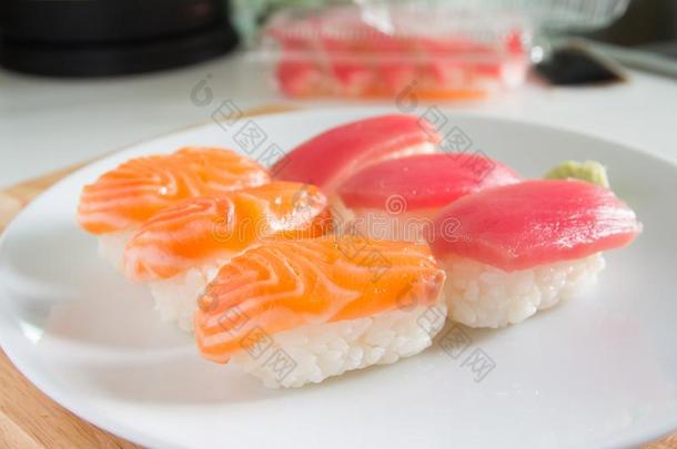 寿司放置向白色的盘子.日本人食物
