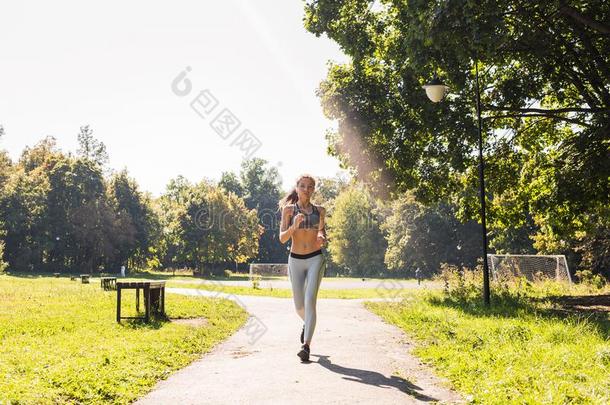 健康的生活方式年幼的健康女人跑步在户外