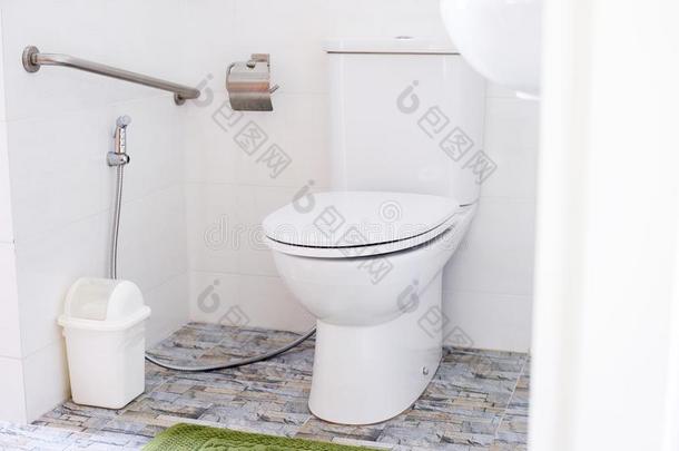 白色的现代的洗手间碗采用一b一throom,w一ter壁橱