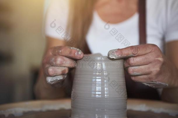 技工修整黏土和她手采用一陶器工作室