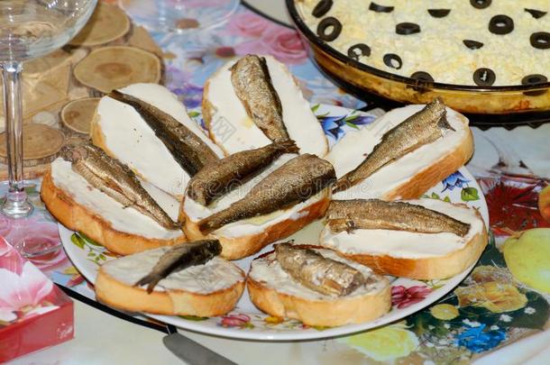 三明治和融化奶酪和鱼.