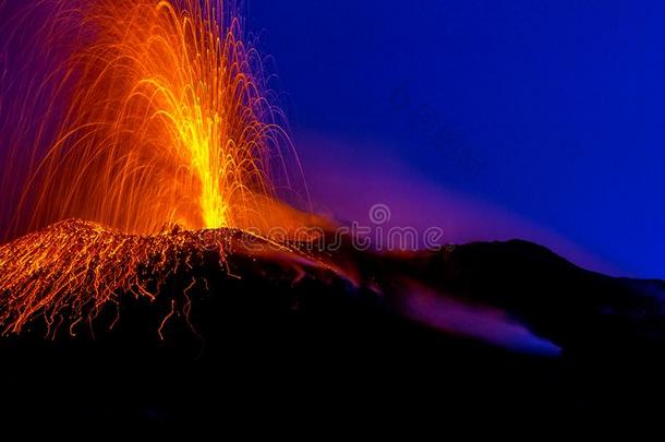 积极的火山喷雾熔岩进入中指已提到的人夜