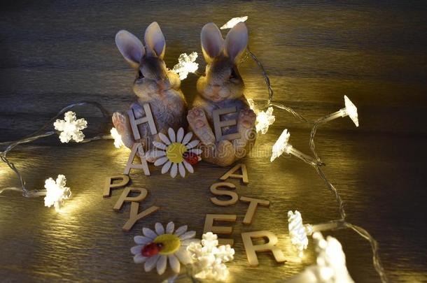 两个<strong>兔子</strong>,花,照明毒菌和题词幸福的