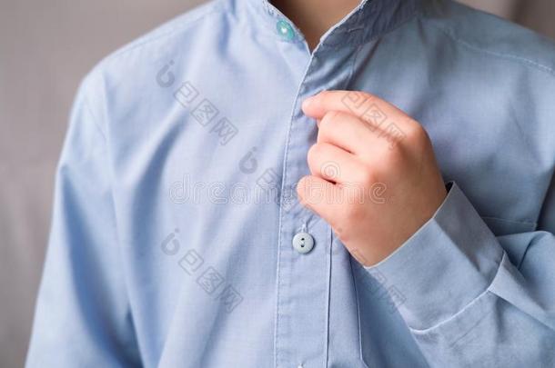 一年幼的男人拉链在上面一光衬衫一nd衣服袖子
