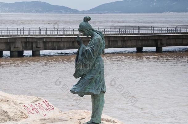 祈祷中国人女人雕像普陀山