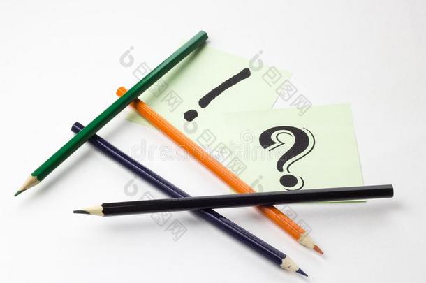 铅笔向白色的背景和有背胶的标签和手势