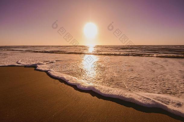 美丽的日出向指已提到的人海滩.日出向指已提到的人海岸.