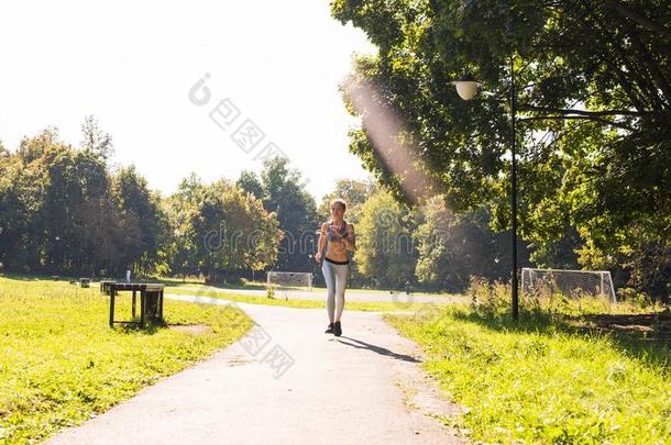 健康的生活方式年幼的健康女人跑步在户外