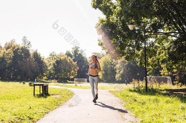 健康的生活方式年幼的健康女人跑步在户外