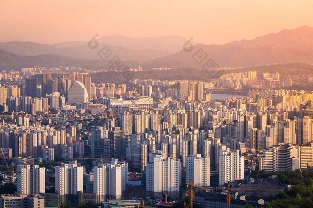 首尔城市采用日落采用在商业区首尔,南方朝鲜.
