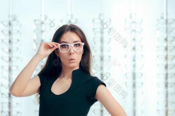 有趣的女孩有样子的为新的眼镜采用视觉的商店