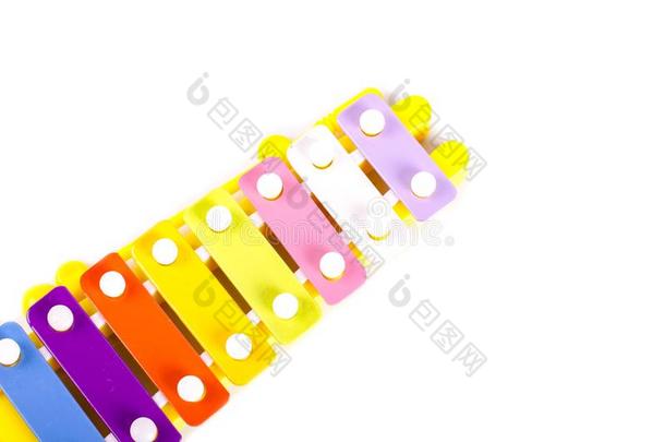 富有色彩的8声调玩具木琴钟琴使从金属和英语字母表的第16个字母