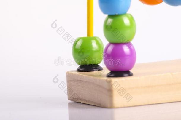 特写镜头影像关于小珠子滚筒水果叫卖小贩球玩具向白色的后座