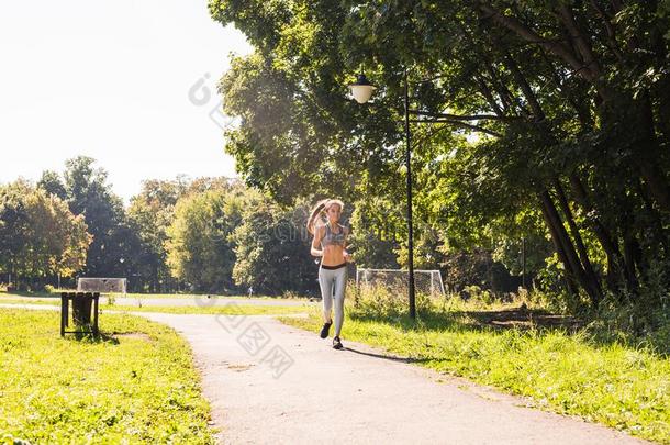 健康的生活方式年幼的健康女人跑步在户外