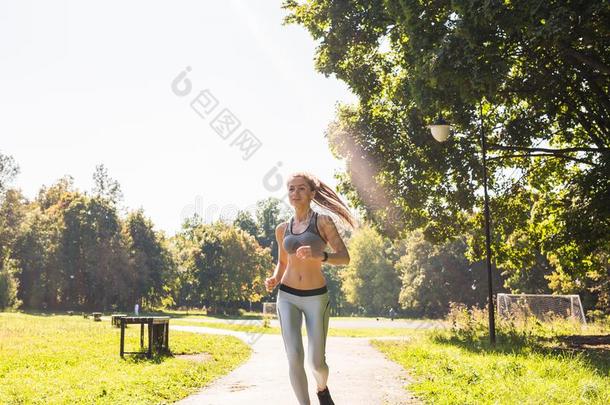 健康的生活方式年幼的健康女人跑步在户外