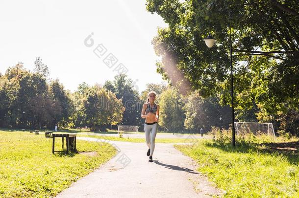 健康的生活方式年幼的健康女人跑步在户外