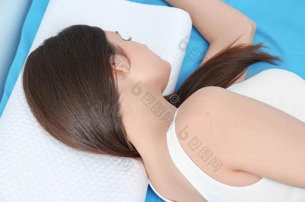年幼的女人说谎向床和<strong>整形</strong>手术的枕头