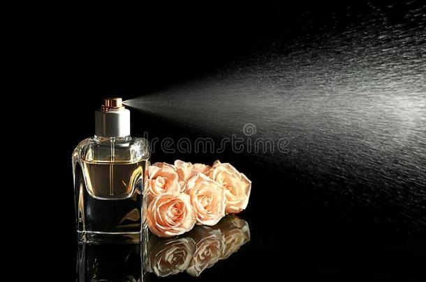 喷雾瓶子关于香水和花