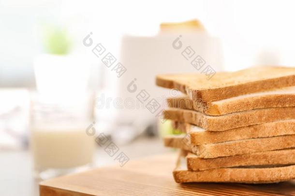 美味的向<strong>祝酒</strong>面包向木制的板特写镜头