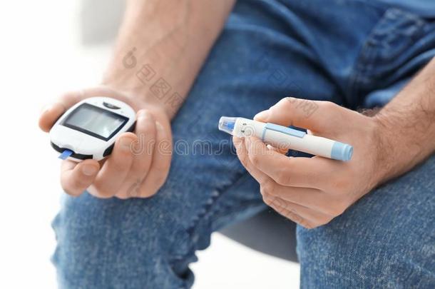 糖尿病的男人佃户租种的土地数字的血糖测计仪