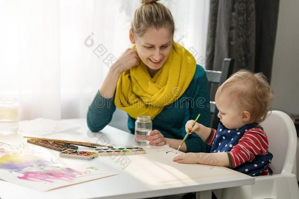 母亲和她女儿绘画和水彩