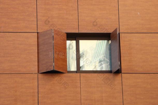 单一的窗和折叠的敞开的木制的遮光器