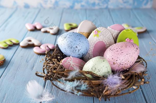 富有色彩的复活节鸡蛋采用指已提到的人窝向木材背景