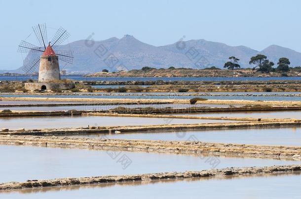 盐平地在近处马沙拉白葡萄酒采用西西里岛