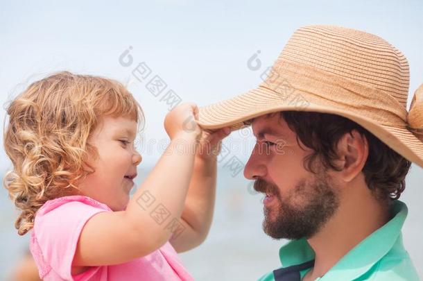 父亲和女儿所有乐趣在指已提到的人海滩.