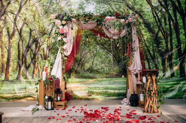 婚礼典礼弓形,祭坛装饰和花向指已提到的人草地