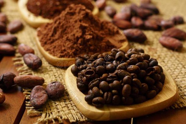 咖啡豆豆,可可粉,可可上司,向木制的盘子向节