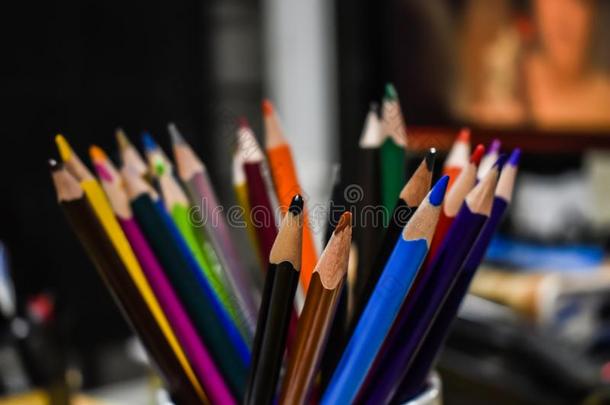 颜色铅笔采用艺术家房间关射手