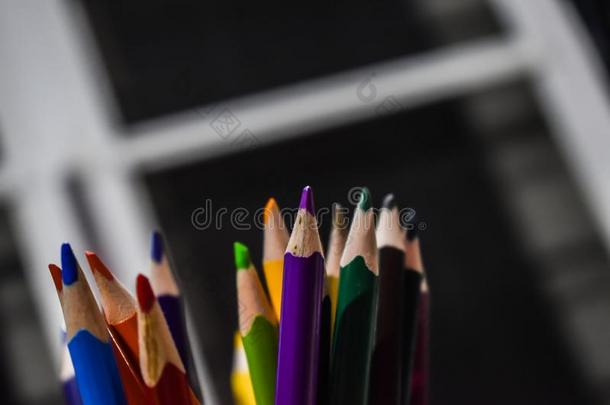 颜色铅笔采用艺术家房间背景污迹