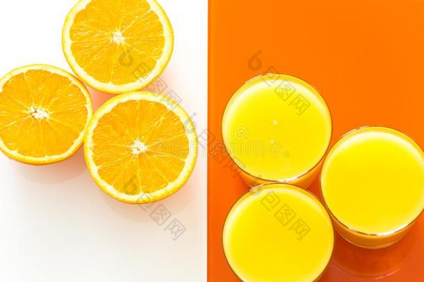 桔子果汁和成果向指已提到的人白色的-桔子玻璃背景.