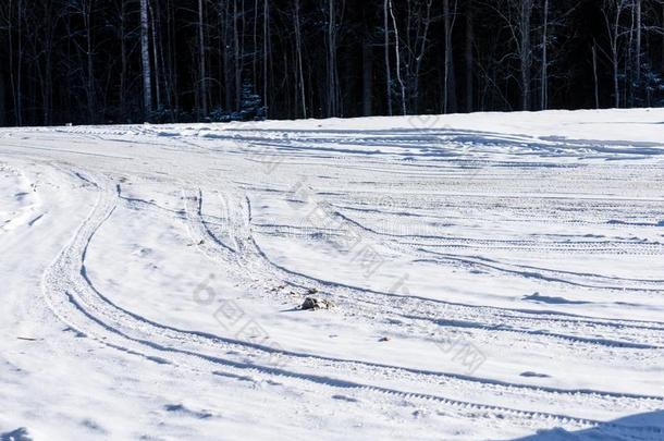 下雪的冬路大量的采用深的雪