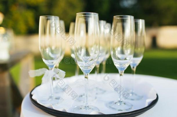 节日的观念,香槟酒眼镜向婚礼表