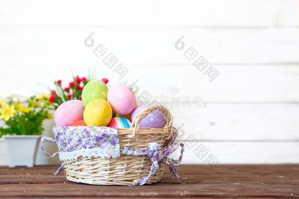 有色的复活节卵采用指已提到的人篮和spr采用g花向木制的英语字母表的第2个字母