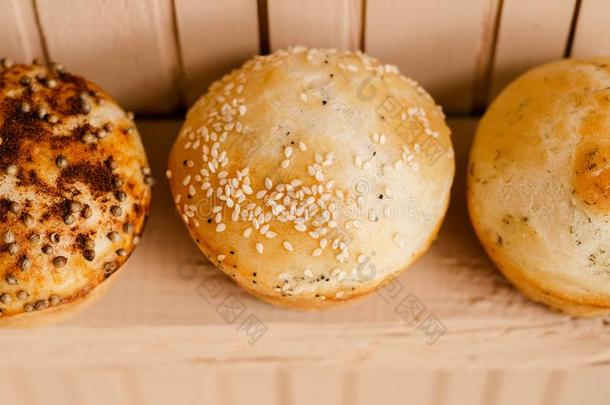 面包房产品.美味的圆形的小面包或点心.糕点.自家制的健康的食物.