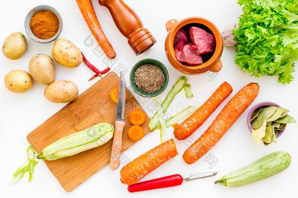 将切开蔬菜为烹饪术蔬菜炖肉或蔬菜杂烩为健康的<strong>喧闹</strong>声