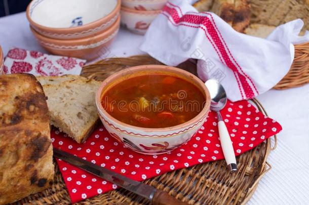 匈牙利的传统的食物,匈牙利红烩牛肉汤