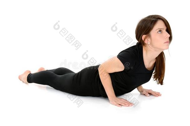 年幼的女人做瑜伽瑜珈的任何一种姿势Bhujang瑜珈的任何一种姿势眼镜蛇使摆姿势