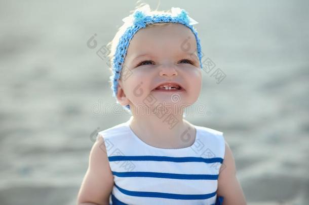 Ð¡小卡车婴儿女孩采用美好的有条纹的衣服和蓝色headb和smil采用g