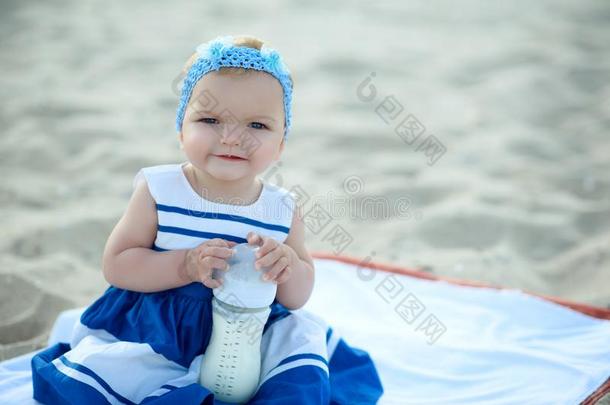 Ð¡小卡车婴儿女孩采用美好的有条纹的衣服和蓝色headb和sitt采用g