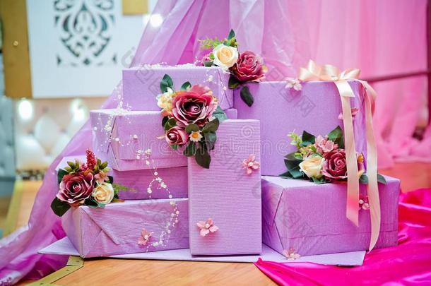 紫色的赠品盒和白色的和红色的花.垛关于紫罗兰英语字母表的第7个字母