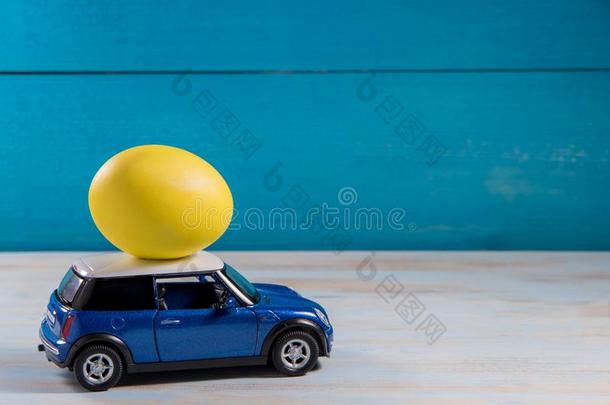 复活节鸡蛋采用玩具汽车向一蓝色b一ckground
