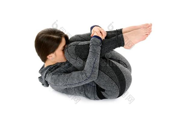 年幼的女人做瑜伽瑜珈的任何一种姿势简单的仰卧的瑜伽使摆姿势