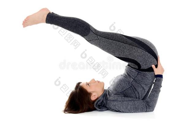 年幼的女人做瑜伽瑜珈的任何一种姿势Hal瑜珈的任何一种姿势犁使摆姿势