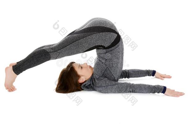 年幼的女人做瑜伽<strong>瑜珈</strong>的任何一种姿势Hal<strong>瑜珈</strong>的任何一种姿势或犁使摆姿势